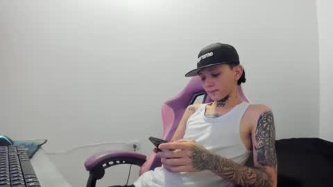 Snapshot of nick_straightboy chatting on 05-10-26, 08:14 Nick online show from 05-10-26, 08:14