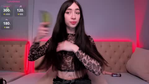 Snapshot of nickierainer chatting on 12-14-24, 01:49 Nickie online show from 12-14-24, 01:49