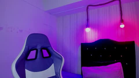 Snapshot of nicky_pop chatting on 10-22-25, 06:40 nicky_pop online show from 10-22-25, 06:40