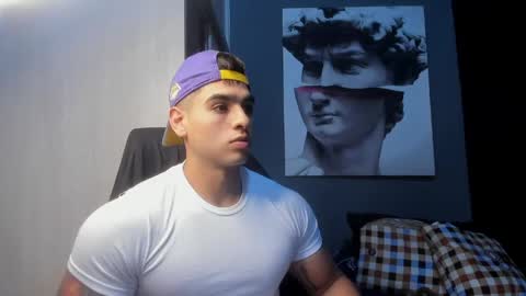 Snapshot of nicolasmuscle chatting on 04-26-26, 07:11 Andres online show from 04-26-26, 07:11