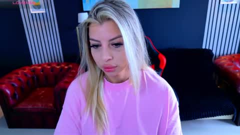 Snapshot of nicole___19 chatting on 04-10-26, 11:48 Nico online show from 04-10-26, 11:48