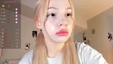 Snapshot of nicole_yo chatting on 02-21-25, 09:32 Mary online show from 02-21-25, 09:32