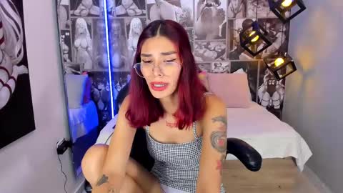 Snapshot of nicolee_angels chatting on 01-11-25, 02:04 N i c o l e online show from 01-11-25, 02:04