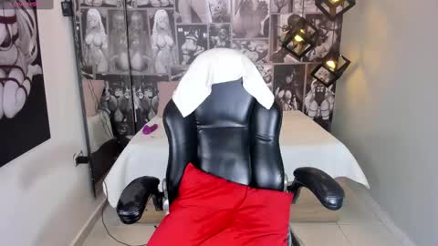 Snapshot of nicolee_angels chatting on 02-19-25, 05:49 N i c o l e online show from 02-19-25, 05:49
