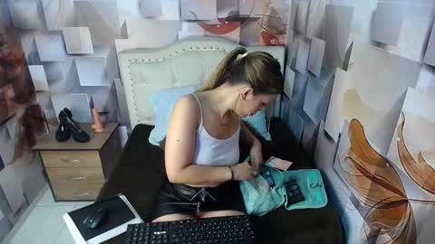 nicolee millerr online show from 02-01-25, 12:26