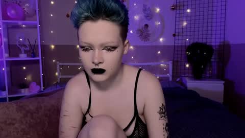 Snapshot of nicolefloret chatting on 12-28-24, 02:33 Nicole online show from 12-28-24, 02:33