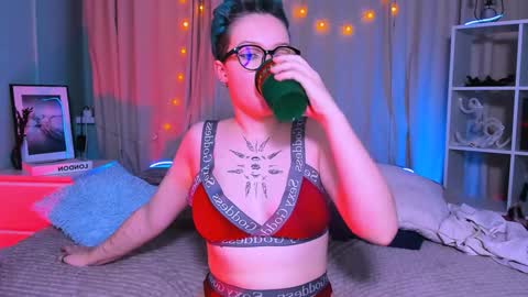 Snapshot of nicolefloret chatting on 01-19-25, 11:32 Nicole online show from 01-19-25, 11:32