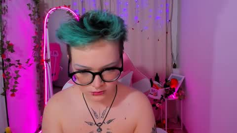 Snapshot of nicolefloret chatting on 02-01-25, 12:18 Nicole online show from 02-01-25, 12:18