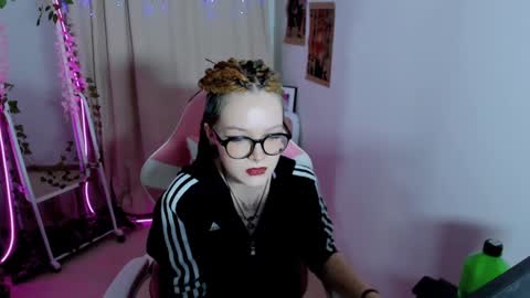 Snapshot of nicolefloret chatting on 02-05-25, 12:31 Nicole online show from 02-05-25, 12:31