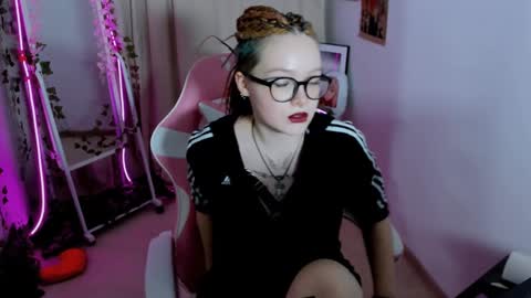 Snapshot of nicolefloret chatting on 02-05-25, 03:34 Nicole online show from 02-05-25, 03:34