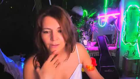 nicolehits online show from 11-30-25, 05:33