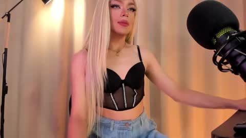 Snapshot of nicolette_tay chatting on 02-10-25, 04:14 Nicol online show from 02-10-25, 04:14