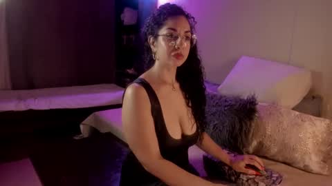 Snapshot of nicolle__smith_ chatting on 02-09-25, 01:22 Mrs Nicolle online show from 02-09-25, 01:22