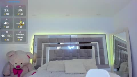 Snapshot of nicolle_foxy chatting on 01-09-25, 05:43 Nicolle online show from 01-09-25, 05:43