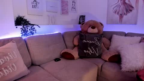 Snapshot of nicolle_foxy chatting on 02-10-25, 10:51 Nicolle online show from 02-10-25, 10:51