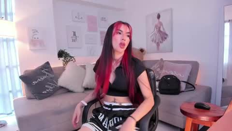 Snapshot of nicolle_foxy chatting on 02-19-25, 08:20 Nicolle online show from 02-19-25, 08:20