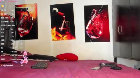 nicolle_hanks1 online show from 09-25-25, 01:53