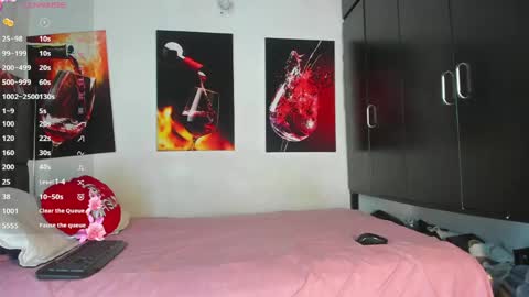 nicolle_hanks1 online show from 04-26-26, 01:58