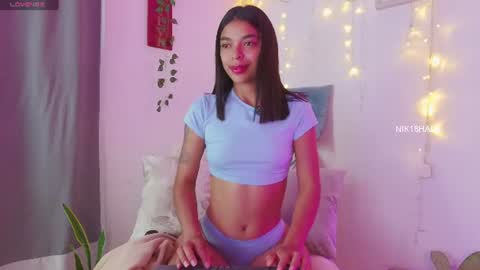 Snapshot of nicolle_swt chatting on 06-19-26, 11:25 Nicolle online show from 06-19-26, 11:25