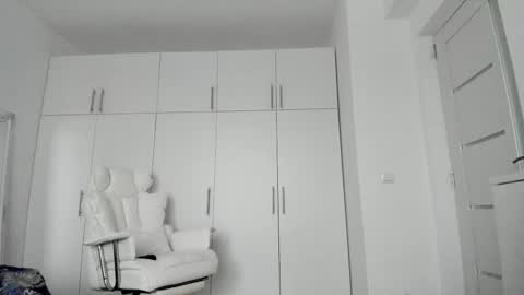Snapshot of nicolledelight chatting on 09-11-25, 04:45 Nicolle online show from 09-11-25, 04:45