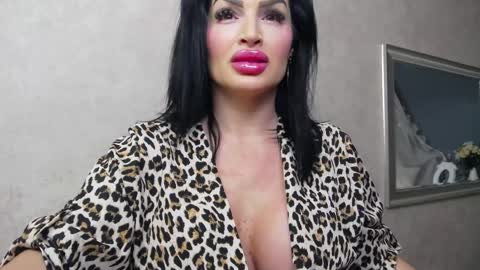Nicolle online show from 12-30-24, 08:25