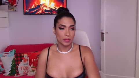 Snapshot of niickylovee chatting on 12-21-25, 10:11 Nicolle Bustamante online show from 12-21-25, 10:11