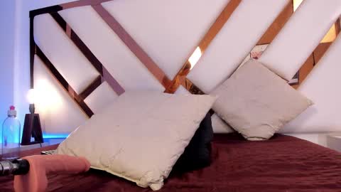 Nicolle  online show from 04-18-26, 07:58