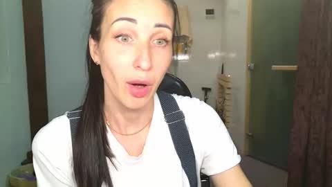 Snapshot of nikamiles chatting on 11-03-25, 07:48 Nika online show from 11-03-25, 07:48