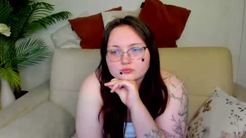 Snapshot of niki_glow chatting on 07-27-26, 01:12 Niki online show from 07-27-26, 01:12