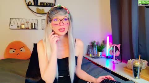 Snapshot of nikki_goldberg chatting on 02-01-25, 08:29 Kitty Chatte online show from 02-01-25, 08:29