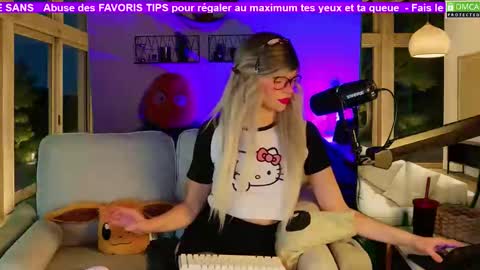 Snapshot of nikki_goldberg chatting on 11-12-25, 08:52 Kitty Chatte online show from 11-12-25, 08:52