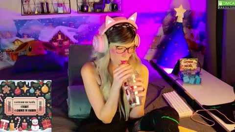 Snapshot of nikki_goldberg chatting on 12-17-25, 09:21 Kitty Chatte online show from 12-17-25, 09:21