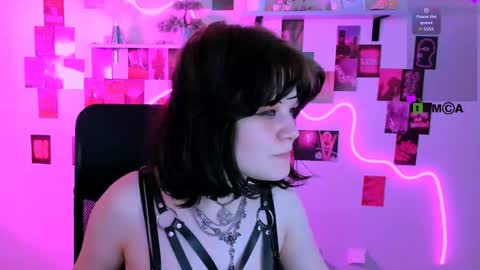 Snapshot of nikki_kiss_ chatting on 04-25-26, 01:41 nikki_kiss_ online show from 04-25-26, 01:41
