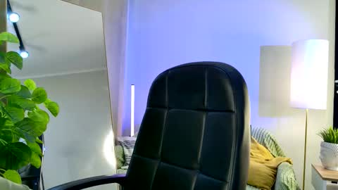Snapshot of niky_jess chatting on 10-14-25, 01:34 Veronica online show from 10-14-25, 01:34