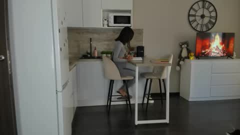 Bella online show from 09-19-25, 01:34