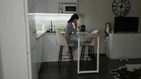 Bella online show from 09-29-25, 08:02