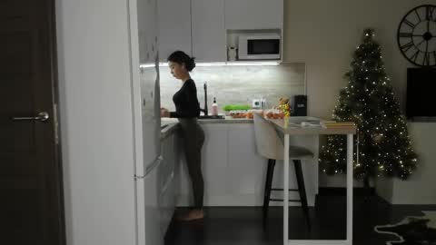 Bella online show from 12-13-25, 09:20