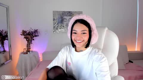 Snapshot of ninaa_sky chatting on 02-19-25, 12:33    online show from 02-19-25, 12:33