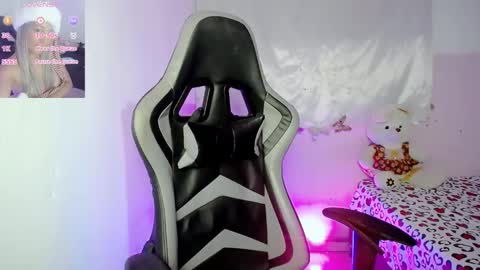 ninatinydoll1 online show from 02-19-25, 10:56