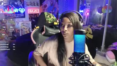 Snapshot of niviawolfe chatting on 12-18-25, 01:50 NIVIA WOLFE online show from 12-18-25, 01:50