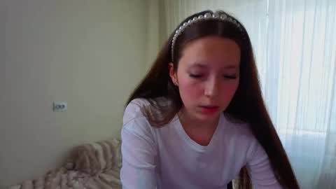 Snapshot of nivorelle chatting on 05-17-26, 01:51 Polly 3 online show from 05-17-26, 01:51