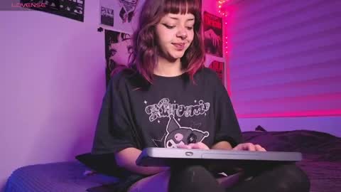 Snapshot of nixxi_ chatting on 07-27-26, 05:36 nix online show from 07-27-26, 05:36