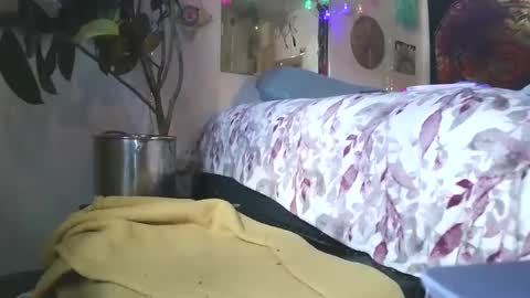 Snapshot of no_facequeen chatting on 09-08-25, 03:22 Leah online show from 09-08-25, 03:22