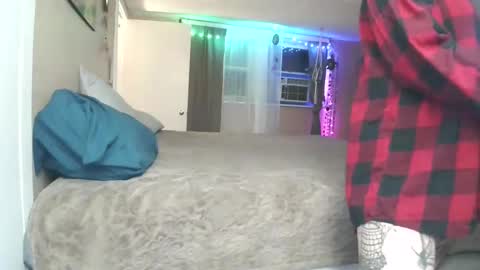 Snapshot of no_facequeen chatting on 10-06-25, 09:29 Leah online show from 10-06-25, 09:29