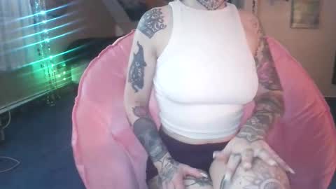 Snapshot of no_facequeen chatting on 12-16-25, 01:16 Leah online show from 12-16-25, 01:16