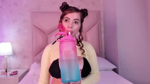 Snapshot of noa_butterfly chatting on 01-21-25, 05:51 ambarsulliva online show from 01-21-25, 05:51