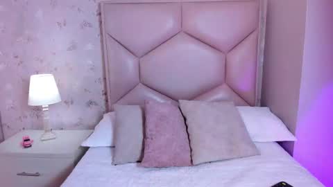 Snapshot of noa_butterfly chatting on 11-19-25, 11:32 ambarsulliva online show from 11-19-25, 11:32