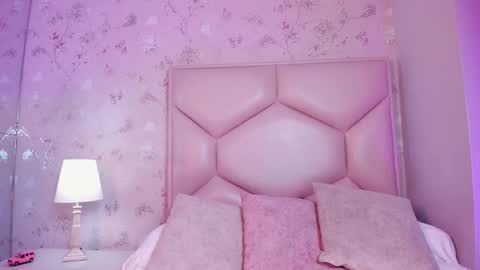 Snapshot of noa_butterfly chatting on 11-26-25, 11:33 ambarsulliva online show from 11-26-25, 11:33