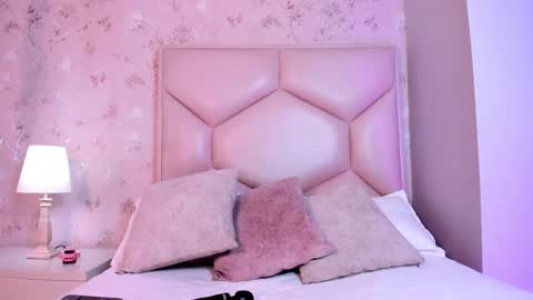 Snapshot of noa_butterfly chatting on 12-17-25, 11:27 ambarsulliva online show from 12-17-25, 11:27