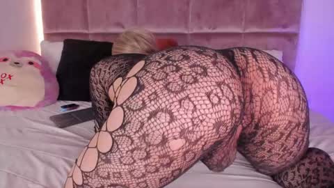 Snapshot of noah_beck42 chatting on 05-15-26, 03:24 Sara online show from 05-15-26, 03:24